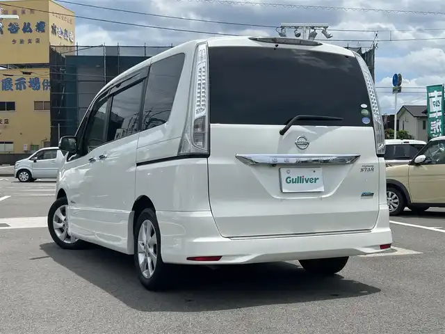 日産 セレナ ハイウェイS G Sハイブリッド 愛媛県 2013(平25)年 4.8万km ブリリアントホワイトパール 禁煙車/登録時走行距離：48060km/ETC/ディーラーＯＰ純正ナビ　/BT/CD/DVD/AM/FM/３列シート/横滑り防止装置/キセノンヘッドライト/バックカメラ/両側パワースライドドア