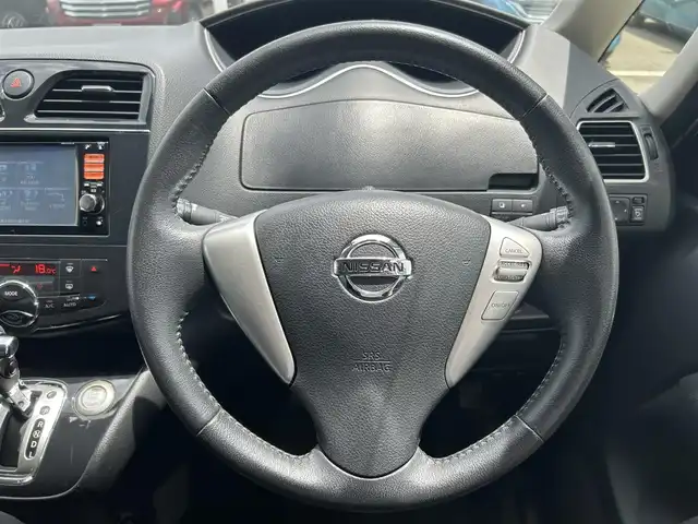 日産 セレナ ハイウェイS G Sハイブリッド 愛媛県 2013(平25)年 4.8万km ブリリアントホワイトパール 禁煙車/登録時走行距離：48060km/ETC/ディーラーＯＰ純正ナビ　/BT/CD/DVD/AM/FM/３列シート/横滑り防止装置/キセノンヘッドライト/バックカメラ/両側パワースライドドア