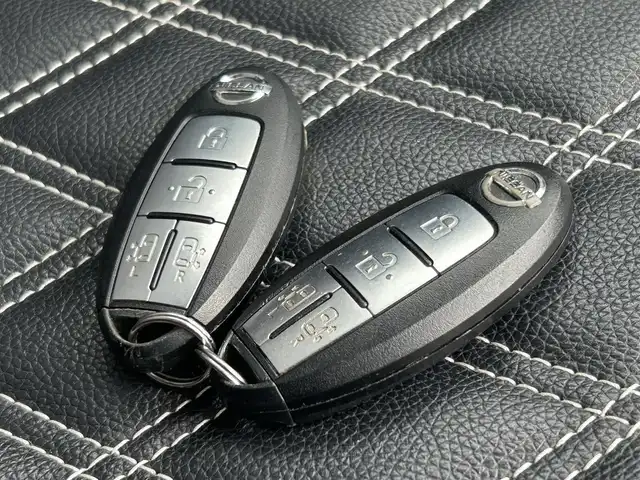 日産 セレナ ハイウェイS G Sハイブリッド 愛媛県 2013(平25)年 4.8万km ブリリアントホワイトパール 禁煙車/登録時走行距離：48060km/ETC/ディーラーＯＰ純正ナビ　/BT/CD/DVD/AM/FM/３列シート/横滑り防止装置/キセノンヘッドライト/バックカメラ/両側パワースライドドア