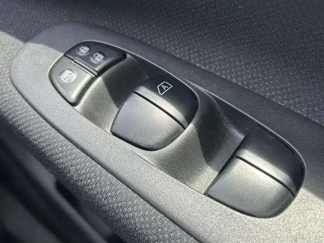 日産 セレナ ハイウェイS G Sハイブリッド 愛媛県 2013(平25)年 4.8万km ブリリアントホワイトパール 禁煙車/登録時走行距離：48060km/ETC/ディーラーＯＰ純正ナビ　/BT/CD/DVD/AM/FM/３列シート/横滑り防止装置/キセノンヘッドライト/バックカメラ/両側パワースライドドア