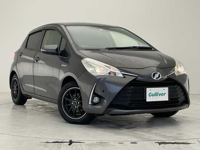 トヨタ ヴィッツ ハイブリッド F 沖縄県 2017(平29)年 7.2万km グレーメタリック 禁煙車　/純正ナビ【NSCD-W66】　/(ＣＤ　ＢＬＵＥＴＯＯＴＨ　TV　SD)　/　バックカメラ　/ドライブレコーダー　/前後コーナーセンサー　/ＥＴＣ　/オートライト　/オートエアコン　/スマートキー　/プッシュスタート　/フロアマット/ドアバイザー/パワーステアリング/パワーウィンドウ