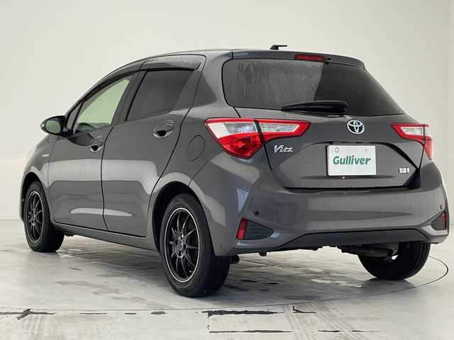 トヨタ ヴィッツ ハイブリッド F 沖縄県 2017(平29)年 7.2万km グレーメタリック 禁煙車　/純正ナビ【NSCD-W66】　/(ＣＤ　ＢＬＵＥＴＯＯＴＨ　TV　SD)　/　バックカメラ　/ドライブレコーダー　/前後コーナーセンサー　/ＥＴＣ　/オートライト　/オートエアコン　/スマートキー　/プッシュスタート　/フロアマット/ドアバイザー/パワーステアリング/パワーウィンドウ