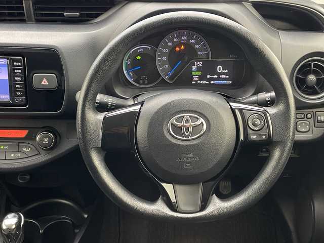 トヨタ ヴィッツ ハイブリッド F 沖縄県 2017(平29)年 7.2万km グレーメタリック 禁煙車　/純正ナビ【NSCD-W66】　/(ＣＤ　ＢＬＵＥＴＯＯＴＨ　TV　SD)　/　バックカメラ　/ドライブレコーダー　/前後コーナーセンサー　/ＥＴＣ　/オートライト　/オートエアコン　/スマートキー　/プッシュスタート　/フロアマット/ドアバイザー/パワーステアリング/パワーウィンドウ