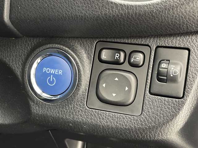 トヨタ ヴィッツ ハイブリッド F 沖縄県 2017(平29)年 7.2万km グレーメタリック 禁煙車　/純正ナビ【NSCD-W66】　/(ＣＤ　ＢＬＵＥＴＯＯＴＨ　TV　SD)　/　バックカメラ　/ドライブレコーダー　/前後コーナーセンサー　/ＥＴＣ　/オートライト　/オートエアコン　/スマートキー　/プッシュスタート　/フロアマット/ドアバイザー/パワーステアリング/パワーウィンドウ