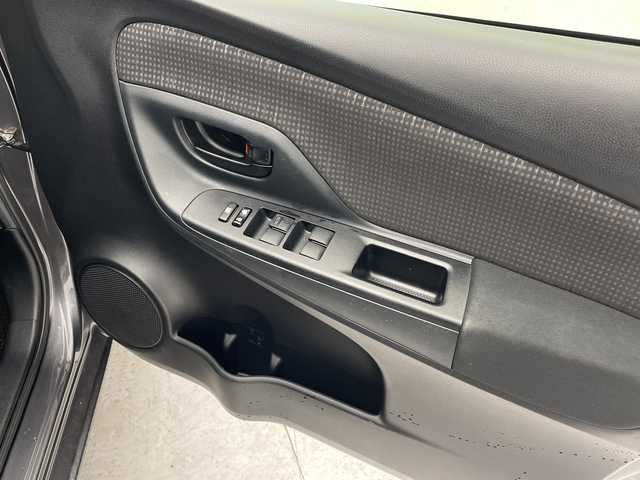 トヨタ ヴィッツ ハイブリッド F 沖縄県 2017(平29)年 7.2万km グレーメタリック 禁煙車　/純正ナビ【NSCD-W66】　/(ＣＤ　ＢＬＵＥＴＯＯＴＨ　TV　SD)　/　バックカメラ　/ドライブレコーダー　/前後コーナーセンサー　/ＥＴＣ　/オートライト　/オートエアコン　/スマートキー　/プッシュスタート　/フロアマット/ドアバイザー/パワーステアリング/パワーウィンドウ