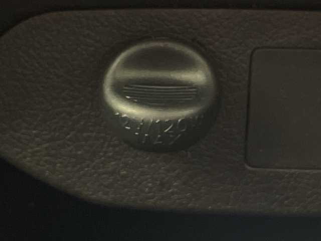 トヨタ ヴィッツ ハイブリッド F 沖縄県 2017(平29)年 7.2万km グレーメタリック 禁煙車　/純正ナビ【NSCD-W66】　/(ＣＤ　ＢＬＵＥＴＯＯＴＨ　TV　SD)　/　バックカメラ　/ドライブレコーダー　/前後コーナーセンサー　/ＥＴＣ　/オートライト　/オートエアコン　/スマートキー　/プッシュスタート　/フロアマット/ドアバイザー/パワーステアリング/パワーウィンドウ