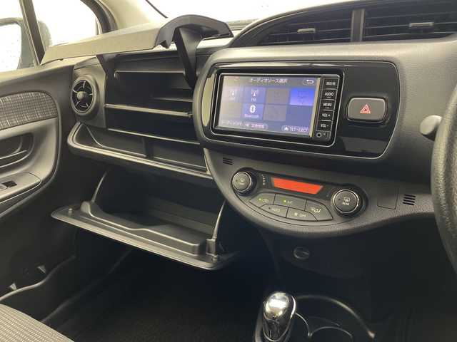 トヨタ ヴィッツ ハイブリッド F 沖縄県 2017(平29)年 7.2万km グレーメタリック 禁煙車　/純正ナビ【NSCD-W66】　/(ＣＤ　ＢＬＵＥＴＯＯＴＨ　TV　SD)　/　バックカメラ　/ドライブレコーダー　/前後コーナーセンサー　/ＥＴＣ　/オートライト　/オートエアコン　/スマートキー　/プッシュスタート　/フロアマット/ドアバイザー/パワーステアリング/パワーウィンドウ