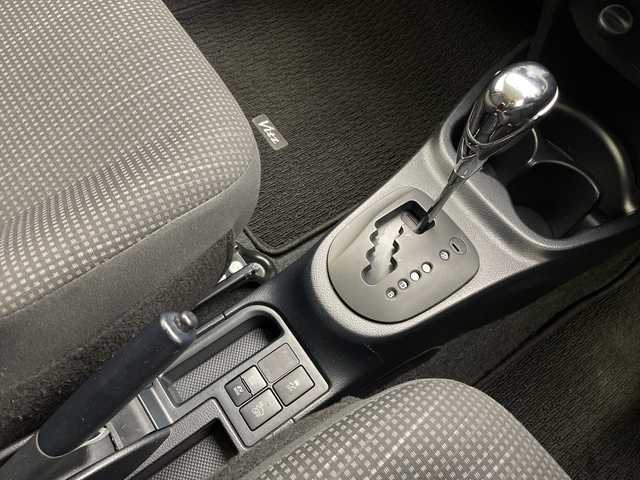 トヨタ ヴィッツ ハイブリッド F 沖縄県 2017(平29)年 7.2万km グレーメタリック 禁煙車　/純正ナビ【NSCD-W66】　/(ＣＤ　ＢＬＵＥＴＯＯＴＨ　TV　SD)　/　バックカメラ　/ドライブレコーダー　/前後コーナーセンサー　/ＥＴＣ　/オートライト　/オートエアコン　/スマートキー　/プッシュスタート　/フロアマット/ドアバイザー/パワーステアリング/パワーウィンドウ