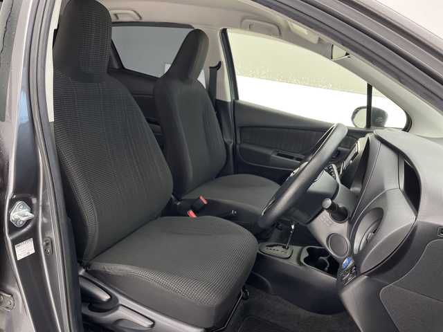 トヨタ ヴィッツ ハイブリッド F 沖縄県 2017(平29)年 7.2万km グレーメタリック 禁煙車　/純正ナビ【NSCD-W66】　/(ＣＤ　ＢＬＵＥＴＯＯＴＨ　TV　SD)　/　バックカメラ　/ドライブレコーダー　/前後コーナーセンサー　/ＥＴＣ　/オートライト　/オートエアコン　/スマートキー　/プッシュスタート　/フロアマット/ドアバイザー/パワーステアリング/パワーウィンドウ