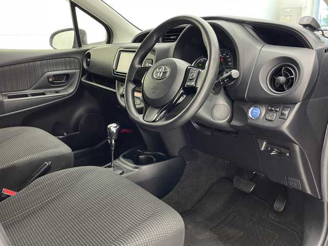 トヨタ ヴィッツ ハイブリッド F 沖縄県 2017(平29)年 7.2万km グレーメタリック 禁煙車　/純正ナビ【NSCD-W66】　/(ＣＤ　ＢＬＵＥＴＯＯＴＨ　TV　SD)　/　バックカメラ　/ドライブレコーダー　/前後コーナーセンサー　/ＥＴＣ　/オートライト　/オートエアコン　/スマートキー　/プッシュスタート　/フロアマット/ドアバイザー/パワーステアリング/パワーウィンドウ