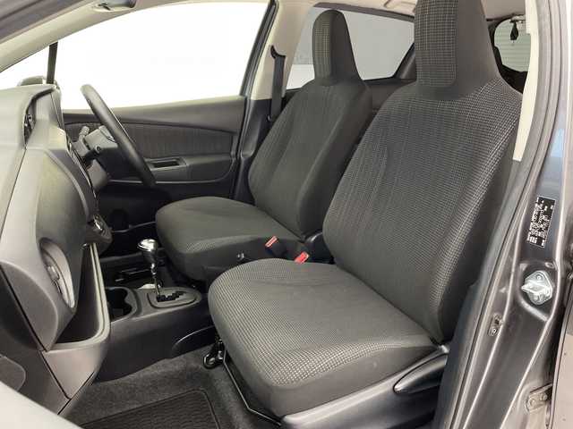 トヨタ ヴィッツ ハイブリッド F 沖縄県 2017(平29)年 7.2万km グレーメタリック 禁煙車　/純正ナビ【NSCD-W66】　/(ＣＤ　ＢＬＵＥＴＯＯＴＨ　TV　SD)　/　バックカメラ　/ドライブレコーダー　/前後コーナーセンサー　/ＥＴＣ　/オートライト　/オートエアコン　/スマートキー　/プッシュスタート　/フロアマット/ドアバイザー/パワーステアリング/パワーウィンドウ