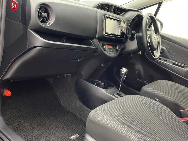 トヨタ ヴィッツ ハイブリッド F 沖縄県 2017(平29)年 7.2万km グレーメタリック 禁煙車　/純正ナビ【NSCD-W66】　/(ＣＤ　ＢＬＵＥＴＯＯＴＨ　TV　SD)　/　バックカメラ　/ドライブレコーダー　/前後コーナーセンサー　/ＥＴＣ　/オートライト　/オートエアコン　/スマートキー　/プッシュスタート　/フロアマット/ドアバイザー/パワーステアリング/パワーウィンドウ