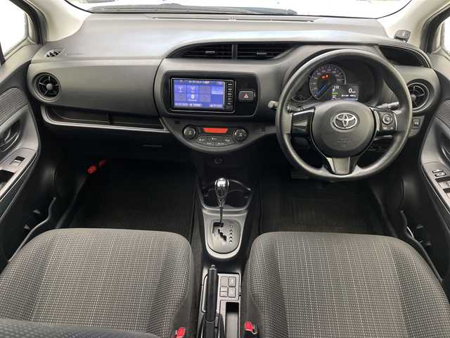 トヨタ ヴィッツ ハイブリッド F 沖縄県 2017(平29)年 7.2万km グレーメタリック 禁煙車　/純正ナビ【NSCD-W66】　/(ＣＤ　ＢＬＵＥＴＯＯＴＨ　TV　SD)　/　バックカメラ　/ドライブレコーダー　/前後コーナーセンサー　/ＥＴＣ　/オートライト　/オートエアコン　/スマートキー　/プッシュスタート　/フロアマット/ドアバイザー/パワーステアリング/パワーウィンドウ