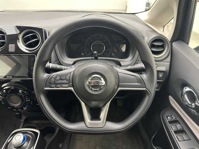 日産 ノート e－パワー X 兵庫県 2019(令1)年 5.4万km スーパーブラック 社外メモリナビ　（ケンウッド）/（CD、DVD、SD、BT、フルセグ）/アラウンドビューモニター/コーナーセンサー/インテリジェントルームミラー/エマージェンシーブレーキ/LKA/ETC/LEDヘッドライト/LEDフォグランプ/純正15インチAW/スペアキー×１
