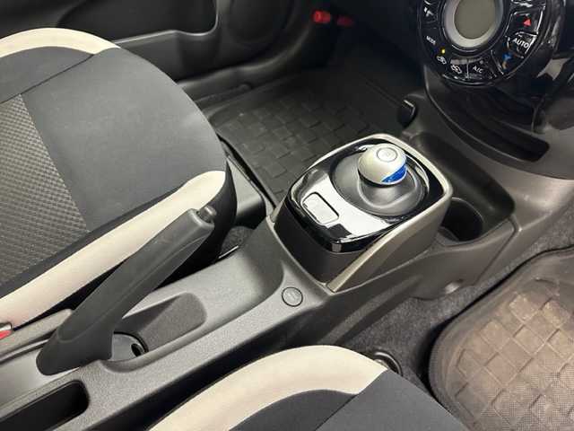 日産 ノート e－パワー X 兵庫県 2019(令1)年 5.4万km スーパーブラック 社外メモリナビ　（ケンウッド）/（CD、DVD、SD、BT、フルセグ）/アラウンドビューモニター/コーナーセンサー/インテリジェントルームミラー/エマージェンシーブレーキ/LKA/ETC/LEDヘッドライト/LEDフォグランプ/純正15インチAW/スペアキー×１