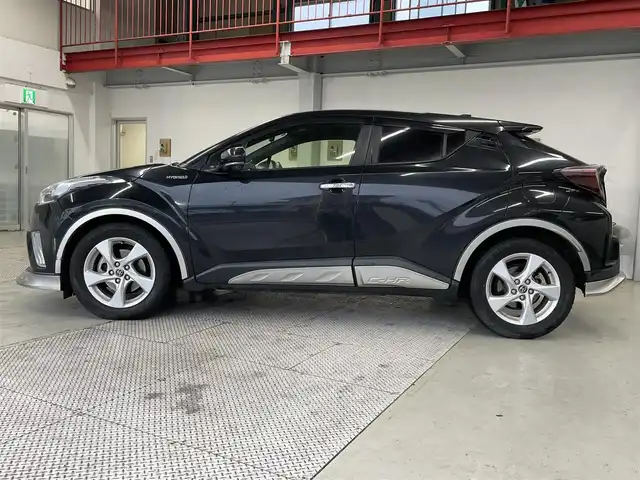 トヨタ Ｃ－ＨＲ S LEDエディション 千葉県 2017(平29)年 7.5万km ブラックマイカ 純正ナビ(フルセグ/AM/FM/BT)/前方ドライブレコーダー/レーダークルーズコントロール/横滑り防止機能/車線逸脱警報/オートハイビーム/LEDヘッドライト/車両接近通報機能/バックカメラ/EVモード/ステアリングリモコン/ブレーキホールド/純正フロアマット/ドアバイザー/ハンズフリー/電動格納ミラー