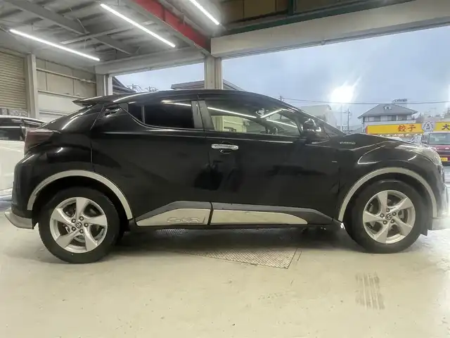 トヨタ Ｃ－ＨＲ S LEDエディション 千葉県 2017(平29)年 7.5万km ブラックマイカ 純正ナビ(フルセグ/AM/FM/BT)/前方ドライブレコーダー/レーダークルーズコントロール/横滑り防止機能/車線逸脱警報/オートハイビーム/LEDヘッドライト/車両接近通報機能/バックカメラ/EVモード/ステアリングリモコン/ブレーキホールド/純正フロアマット/ドアバイザー/ハンズフリー/電動格納ミラー
