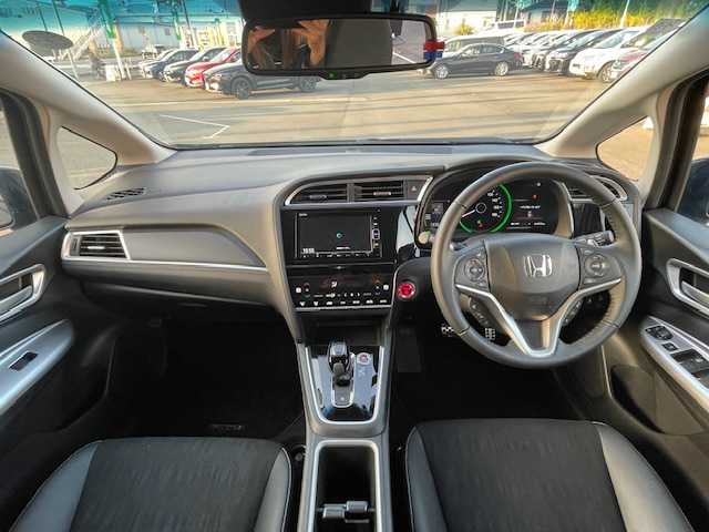 ホンダ シャトル ハイブリッド X ホンダセンシング 奈良県 2020(令2)年 1.3万km クリスタルブラックパール ●純正ナビ/(フルセグ/CD/DVD/Bluetooth/iPod)/(ギャザズ/VXM-204VFi)/●ハーフレザーシート/●前席シートヒーター/●バックカメラ/●アダプティブクルーズコントロール/●衝突被害軽減システム/●レーンキープアシストシステム/●LEDヘッドライト＆フォグランプ/●オートライト/●革巻きステアリング/●ステアリングスイッチ/●ETC/●前後ドライブレコーダー/●パドルシフト/●電動格納ウィンカーミラー/●スマートキー/●プッシュスタート/●ドアバイザー/●純正ホイールカバー/●純正フロアマット/●ダブル＋サイド＋カーテンSRS＋ABS/●車両取扱説明書/●ナビ取扱説明書