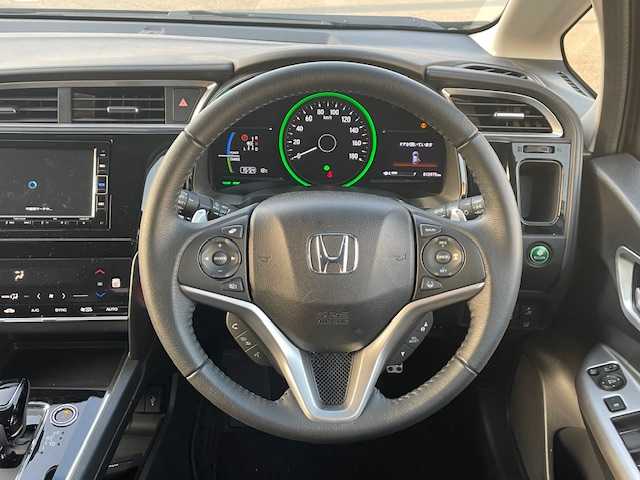 ホンダ シャトル ハイブリッド X ホンダセンシング 奈良県 2020(令2)年 1.3万km クリスタルブラックパール ●純正ナビ/(フルセグ/CD/DVD/Bluetooth/iPod)/(ギャザズ/VXM-204VFi)/●ハーフレザーシート/●前席シートヒーター/●バックカメラ/●アダプティブクルーズコントロール/●衝突被害軽減システム/●レーンキープアシストシステム/●LEDヘッドライト＆フォグランプ/●オートライト/●革巻きステアリング/●ステアリングスイッチ/●ETC/●前後ドライブレコーダー/●パドルシフト/●電動格納ウィンカーミラー/●スマートキー/●プッシュスタート/●ドアバイザー/●純正ホイールカバー/●純正フロアマット/●ダブル＋サイド＋カーテンSRS＋ABS/●車両取扱説明書/●ナビ取扱説明書