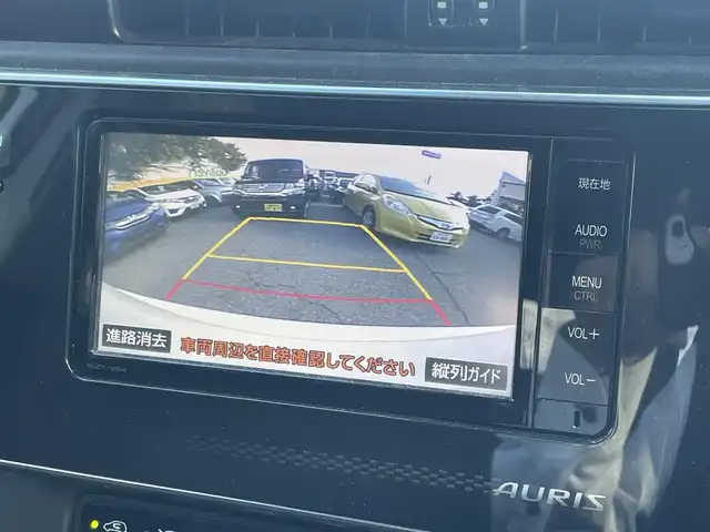 トヨタ オーリスハイブリッド 兵庫県 2016(平28)年 13.1万km ホワイトパールクリスタルシャイン 保証書・取説・有/純正SDナビ・フルセグ・BT・CD・DVD・FM・AM・DS/バックカメラ/ETC/車線逸脱防止支援システム/衝突被害軽減ブレーキ/先行車発進通知/社外レーダー/プッシュスタート/スマートキー×1/アルミペダルカバー/純正フロアマット/純正ドアバイザー