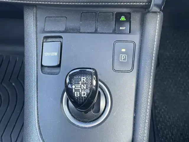 トヨタ オーリスハイブリッド 兵庫県 2016(平28)年 13.1万km ホワイトパールクリスタルシャイン 保証書・取説・有/純正SDナビ・フルセグ・BT・CD・DVD・FM・AM・DS/バックカメラ/ETC/車線逸脱防止支援システム/衝突被害軽減ブレーキ/先行車発進通知/社外レーダー/プッシュスタート/スマートキー×1/アルミペダルカバー/純正フロアマット/純正ドアバイザー