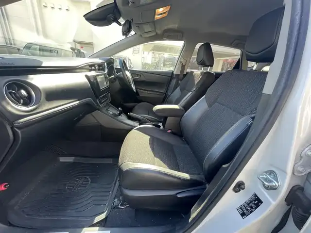 トヨタ オーリスハイブリッド 兵庫県 2016(平28)年 13.1万km ホワイトパールクリスタルシャイン 保証書・取説・有/純正SDナビ・フルセグ・BT・CD・DVD・FM・AM・DS/バックカメラ/ETC/車線逸脱防止支援システム/衝突被害軽減ブレーキ/先行車発進通知/社外レーダー/プッシュスタート/スマートキー×1/アルミペダルカバー/純正フロアマット/純正ドアバイザー