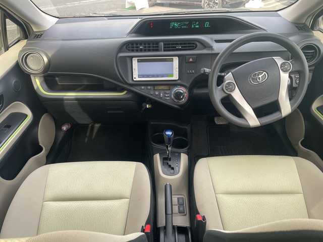 トヨタ アクア S 神奈川県 2012(平24)年 5.9万km ライムホワイトパールクリスタルシャイン 純正ナビ（CD/AM/FM/SD/BT/フルセグTV)/バックカメラ/ETC/ABS/横滑り防止装置/オートライト/ISOFIX/純正マット/社外アルミホイール/スペアキー×１/保証書/取扱説明書