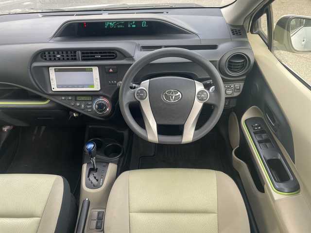 トヨタ アクア S 神奈川県 2012(平24)年 5.9万km ライムホワイトパールクリスタルシャイン 純正ナビ（CD/AM/FM/SD/BT/フルセグTV)/バックカメラ/ETC/ABS/横滑り防止装置/オートライト/ISOFIX/純正マット/社外アルミホイール/スペアキー×１/保証書/取扱説明書