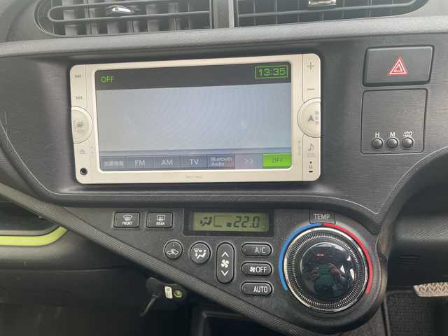 トヨタ アクア S 神奈川県 2012(平24)年 5.9万km ライムホワイトパールクリスタルシャイン 純正ナビ（CD/AM/FM/SD/BT/フルセグTV)/バックカメラ/ETC/ABS/横滑り防止装置/オートライト/ISOFIX/純正マット/社外アルミホイール/スペアキー×１/保証書/取扱説明書