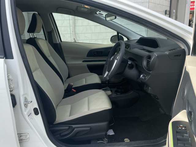 トヨタ アクア S 神奈川県 2012(平24)年 5.9万km ライムホワイトパールクリスタルシャイン 純正ナビ（CD/AM/FM/SD/BT/フルセグTV)/バックカメラ/ETC/ABS/横滑り防止装置/オートライト/ISOFIX/純正マット/社外アルミホイール/スペアキー×１/保証書/取扱説明書