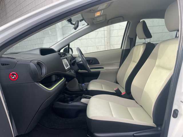 トヨタ アクア S 神奈川県 2012(平24)年 5.9万km ライムホワイトパールクリスタルシャイン 純正ナビ（CD/AM/FM/SD/BT/フルセグTV)/バックカメラ/ETC/ABS/横滑り防止装置/オートライト/ISOFIX/純正マット/社外アルミホイール/スペアキー×１/保証書/取扱説明書