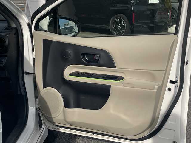 トヨタ アクア S 神奈川県 2012(平24)年 5.9万km ライムホワイトパールクリスタルシャイン 純正ナビ（CD/AM/FM/SD/BT/フルセグTV)/バックカメラ/ETC/ABS/横滑り防止装置/オートライト/ISOFIX/純正マット/社外アルミホイール/スペアキー×１/保証書/取扱説明書