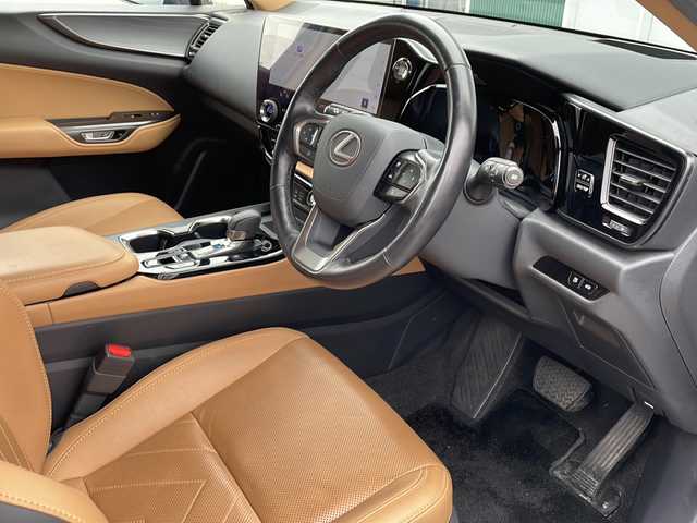 レクサス ＮＸ 250 バージョンL 神奈川県 2022(令4)年 3.3万km ソニッククロム 純正メモリナビ　フルセグTV(USB/APPLECARPLAY)/サンルーフ/プロアクティブドライビングアシスト　/ＢＳＭ/レーダークルーズコントロール/パドルシフト/パーキングサポートブレーキ　/レーンキープアシスト/ヘッドアップディスプレイ/ブラインドスポットモニター/リアクロストラフィックアラート/全方位カメラ/バックカメラ/シートヒーター/エアーシート　/レザーシート/ステアリングヒーター/クリアランスソナー　/ワイヤレス充電　/ＡＣ１００Ｖ/電動リアゲート/ETC2.0