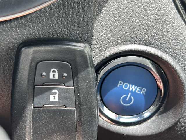 トヨタ Ｃ－ＨＲ G 沖縄県 2019(平31)年 6.7万km ブラック/ホワイトパールクリスタルシャイン 2トーン 社外ナビ・TV・Bluetooth・CD・DVD/バックカメラ/ETC/シートヒーター/オートライト/オートマチックハイビーム/衝突軽減システム/レーンキープアシスト/LEDヘッドライト/革巻きステアリング/電動格納ミラー/電子サイドブレーキ/オートホールド/ステアリングスイッチ/ウィンカードアミラー/純正アルミ