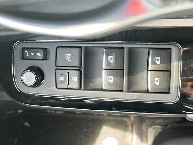 トヨタ Ｃ－ＨＲ G 沖縄県 2019(平31)年 6.7万km ブラック/ホワイトパールクリスタルシャイン 2トーン 社外ナビ・TV・Bluetooth・CD・DVD/バックカメラ/ETC/シートヒーター/オートライト/オートマチックハイビーム/衝突軽減システム/レーンキープアシスト/LEDヘッドライト/革巻きステアリング/電動格納ミラー/電子サイドブレーキ/オートホールド/ステアリングスイッチ/ウィンカードアミラー/純正アルミ