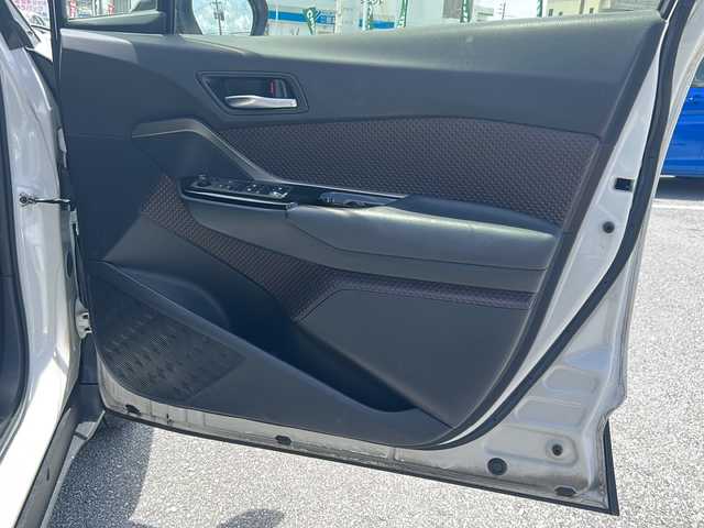 トヨタ Ｃ－ＨＲ G 沖縄県 2019(平31)年 6.7万km ブラック/ホワイトパールクリスタルシャイン 2トーン 社外ナビ・TV・Bluetooth・CD・DVD/バックカメラ/ETC/シートヒーター/オートライト/オートマチックハイビーム/衝突軽減システム/レーンキープアシスト/LEDヘッドライト/革巻きステアリング/電動格納ミラー/電子サイドブレーキ/オートホールド/ステアリングスイッチ/ウィンカードアミラー/純正アルミ