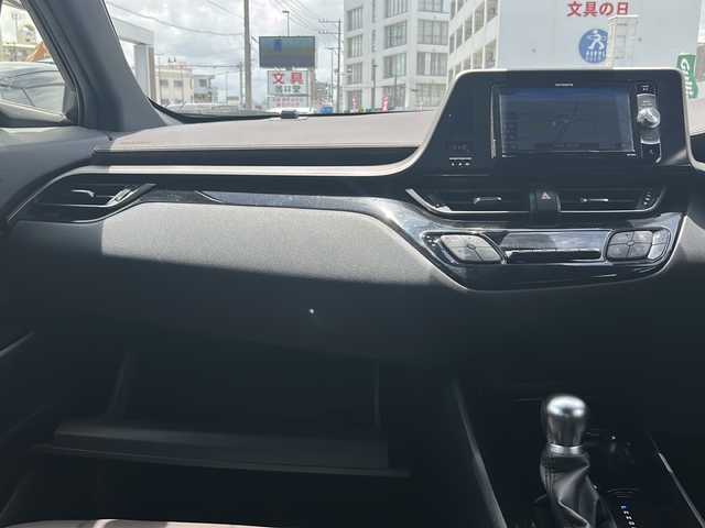 トヨタ Ｃ－ＨＲ G 沖縄県 2019(平31)年 6.7万km ブラック/ホワイトパールクリスタルシャイン 2トーン 社外ナビ・TV・Bluetooth・CD・DVD/バックカメラ/ETC/シートヒーター/オートライト/オートマチックハイビーム/衝突軽減システム/レーンキープアシスト/LEDヘッドライト/革巻きステアリング/電動格納ミラー/電子サイドブレーキ/オートホールド/ステアリングスイッチ/ウィンカードアミラー/純正アルミ