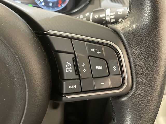 ジャガー Ｅペース S 180PS 新潟県 2018(平30)年 2.6万km ユーロンホワイト TV/FM/AM/Bluetooth/オールサーフェスプログレスコントロール/ジャガードライブコントロール/ダイナミックスタビリティコントール/全周囲カメラ/クルーズコントロール/電動10ウェイフロントシート（シートヒーター付）/VICS対応ナビゲーションプロ/パーキングアシスト/プッシュスタート/アイドリングストップ/ETC2.0/スペアキー１本/電動リアゲート/自動緊急ブレーキ（歩行者検知機能付）/レーンアシスト/盗難防止装置