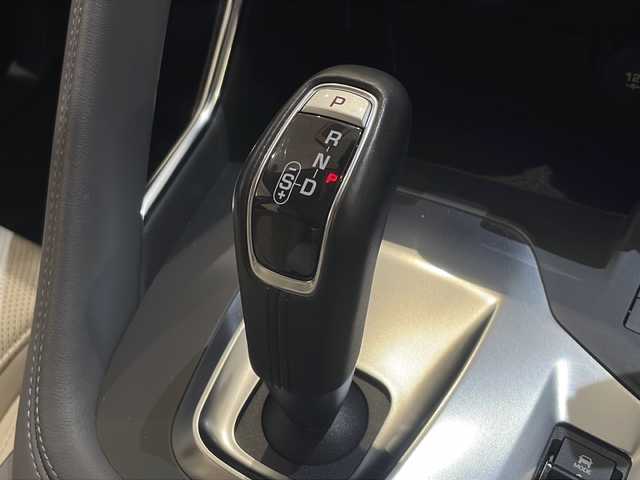 ジャガー Ｅペース S 180PS 新潟県 2018(平30)年 2.6万km ユーロンホワイト TV/FM/AM/Bluetooth/オールサーフェスプログレスコントロール/ジャガードライブコントロール/ダイナミックスタビリティコントール/全周囲カメラ/クルーズコントロール/電動10ウェイフロントシート（シートヒーター付）/VICS対応ナビゲーションプロ/パーキングアシスト/プッシュスタート/アイドリングストップ/ETC2.0/スペアキー１本/電動リアゲート/自動緊急ブレーキ（歩行者検知機能付）/レーンアシスト/盗難防止装置