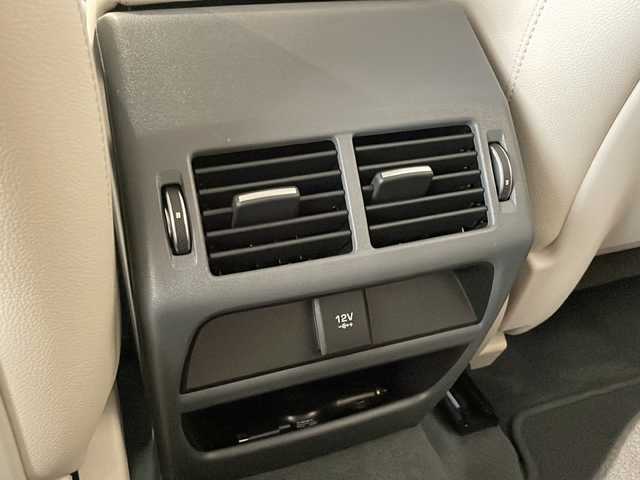 ジャガー Ｅペース S 180PS 新潟県 2018(平30)年 2.6万km ユーロンホワイト TV/FM/AM/Bluetooth/オールサーフェスプログレスコントロール/ジャガードライブコントロール/ダイナミックスタビリティコントール/全周囲カメラ/クルーズコントロール/電動10ウェイフロントシート（シートヒーター付）/VICS対応ナビゲーションプロ/パーキングアシスト/プッシュスタート/アイドリングストップ/ETC2.0/スペアキー１本/電動リアゲート/自動緊急ブレーキ（歩行者検知機能付）/レーンアシスト/盗難防止装置