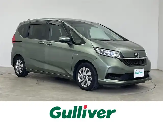 ホンダ フリード ハイブリット G ホンダセンシング 埼玉県 2020(令2)年 5万km シルバーミストグリーンM ホンダセンシング/  ACC（アダプティブクルーズコントロール）/  LKAS（車線維持支援システム）/　衝突軽減ブレーキ（CMBS）/　誤発進抑制機能/　後方誤発進抑制機能/　後方誤発進抑制機能/　歩行者事故低減ステアリング/　路外逸脱抑制機能/　先行車発進お知らせ機能/　標識認識機能/純正9インチナビ（VXM-207VFNi）/　DTV CD DVD BT iPod SD SDREC/両側パワースライドドア/バックカメラ/フリップダウンモニター/前席シートヒーター/後席サンシェード/前方ドライブレコーダー/VSA（ビークルスタビリティアシスト）/ビルトインETC/エンジンスタートボタン/スマートキー/LEDオートライト/純正フロアマット/純正アルミホイール