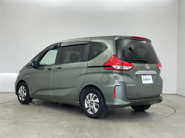 ホンダ フリード ハイブリット G ホンダセンシング 埼玉県 2020(令2)年 5万km シルバーミストグリーンM ホンダセンシング/  ACC（アダプティブクルーズコントロール）/  LKAS（車線維持支援システム）/　衝突軽減ブレーキ（CMBS）/　誤発進抑制機能/　後方誤発進抑制機能/　後方誤発進抑制機能/　歩行者事故低減ステアリング/　路外逸脱抑制機能/　先行車発進お知らせ機能/　標識認識機能/純正9インチナビ（VXM-207VFNi）/　DTV CD DVD BT iPod SD SDREC/両側パワースライドドア/バックカメラ/フリップダウンモニター/前席シートヒーター/後席サンシェード/前方ドライブレコーダー/VSA（ビークルスタビリティアシスト）/ビルトインETC/エンジンスタートボタン/スマートキー/LEDオートライト/純正フロアマット/純正アルミホイール