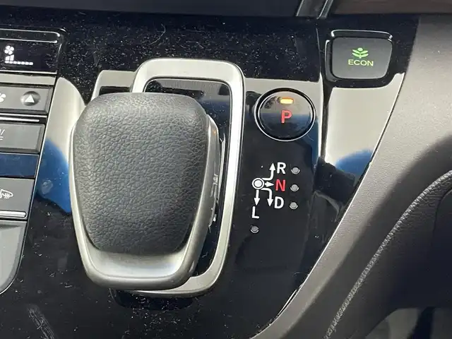 ホンダ フリード ハイブリット G ホンダセンシング 埼玉県 2020(令2)年 5万km シルバーミストグリーンM ホンダセンシング/  ACC（アダプティブクルーズコントロール）/  LKAS（車線維持支援システム）/　衝突軽減ブレーキ（CMBS）/　誤発進抑制機能/　後方誤発進抑制機能/　後方誤発進抑制機能/　歩行者事故低減ステアリング/　路外逸脱抑制機能/　先行車発進お知らせ機能/　標識認識機能/純正9インチナビ（VXM-207VFNi）/　DTV CD DVD BT iPod SD SDREC/両側パワースライドドア/バックカメラ/フリップダウンモニター/前席シートヒーター/後席サンシェード/前方ドライブレコーダー/VSA（ビークルスタビリティアシスト）/ビルトインETC/エンジンスタートボタン/スマートキー/LEDオートライト/純正フロアマット/純正アルミホイール