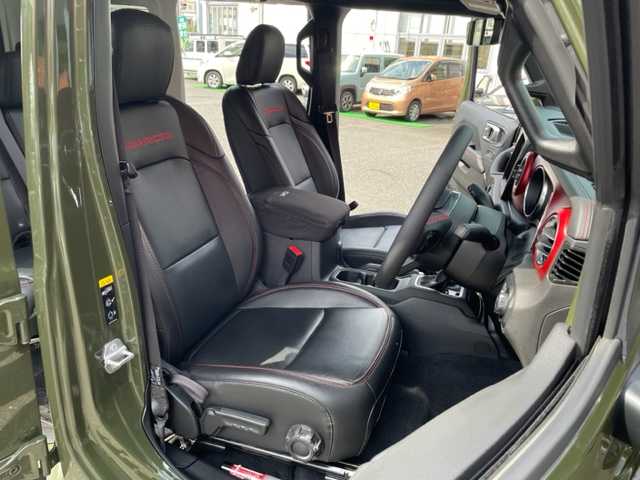 クライスラー・ジープ ジープ ラングラー ルビコン LTDEDwithサンライダー FT for HT 神奈川県 2023(令5)年 1万km 緑 ワンオーナー/登録時走行距離9/988km/脱着可能選択式ルーフ/パートタイム4WD/純正メモリーナビ/・DTV/BT/USB/AUX/ALPINEサウンド/フロント/左/バックカメラ/クリアランスソナー/レザーシート/前席シートヒーター/ETC2.0 /純正17インチAW/背面タイヤ/前面衝突警報/ブラインドスポットモニター/リヤクロスパスディテクション/横滑り防止機能/アダプティブクルーズコントロール/前後デフロック/下り坂コントロール/Selec-SpeedContorol/プッシュEgスタート/ストップ/スマートキー×2/オートライト/純正LEDヘッドライト/フロント/バックフォグ/シフトチェンジ付きステアリング/アイドリングストップ/ターンランプ付電動格納ドアミラー/純正フロアマット（ロイヤルタイプ）/取扱説明書/マルチメディア取扱説明書/新車時保証書