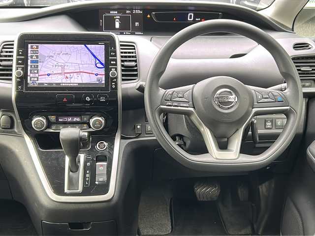 日産 セレナ X Vセレクション 広島県 2017(平29)年 6万km ダイヤモンドブラック 禁煙車/セーフティパックB/エマージェンシーブレーキ/車線逸脱警報/プロパイロット/コーナーセンサー/純正９型ナビ（MM517D-L）/・フルセグ/CD/DVD/Blu-ray/Bluetooth/AUX/USB/アラウンドビューモニター/純正フリップダウンモニター/インテリジェントルームミラー/パーキングアシスト/両側パワースライドドア/電動パーキングブレーキ/ブレーキホールド/スマートキー/プッシュスタート/スペアキー/社外LEDヘッドライト/オートライト/フォグランプ/リアクーラー/純正ドアバイザー/ビルトインETC/純正ドライブレコーダー（前）/社外15インチアルミホイール/W+サイド+カーテンエアバック