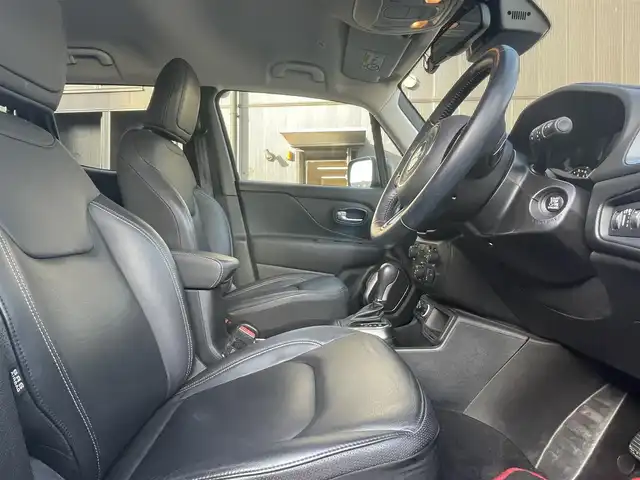 クライスラー・ジープ ジープ レネゲード リミテッド 高知県 2020(令2)年 3.2万km 黒 純正ナビ/【フルセグTV/BT/Applecarplay/Android Auto】/アドバンストブレーキアシスト/LaneSenseTM車線逸脱警報プラス/前面衝突警報（クラッシュミティゲーション付）/ブラインドスポットモニター / リアクロスパスディテクション/Parkviewリアバックアップカメラ/ParkSenseリアパークアシスト/エレクトロニック・スタビリティ・コントロール（横滑り防止）/エレクトロニック・ロール・ミティゲーション（車線逸脱防止）/オールスピードトラクションコントロール（タイヤ空転防止）/アダプティブクルーズコントロール/LEDヘッドライト（デイタイム・ランニング・ライト付）/黒レザーシート/シートヒーター/ステアリングヒーター/純正17インチアルミホイール/前後ドラレコ