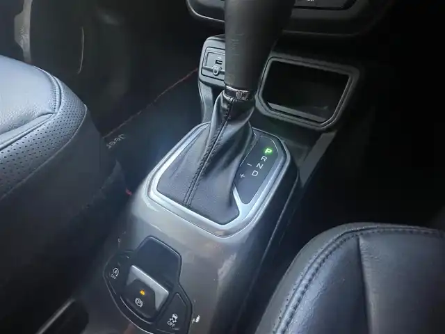 クライスラー・ジープ ジープ レネゲード リミテッド 高知県 2020(令2)年 3.2万km 黒 純正ナビ/【フルセグTV/BT/Applecarplay/Android Auto】/アドバンストブレーキアシスト/LaneSenseTM車線逸脱警報プラス/前面衝突警報（クラッシュミティゲーション付）/ブラインドスポットモニター / リアクロスパスディテクション/Parkviewリアバックアップカメラ/ParkSenseリアパークアシスト/エレクトロニック・スタビリティ・コントロール（横滑り防止）/エレクトロニック・ロール・ミティゲーション（車線逸脱防止）/オールスピードトラクションコントロール（タイヤ空転防止）/アダプティブクルーズコントロール/LEDヘッドライト（デイタイム・ランニング・ライト付）/黒レザーシート/シートヒーター/ステアリングヒーター/純正17インチアルミホイール/前後ドラレコ