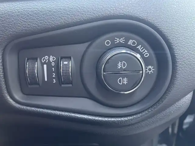 クライスラー・ジープ ジープ レネゲード リミテッド 高知県 2020(令2)年 3.2万km 黒 純正ナビ/【フルセグTV/BT/Applecarplay/Android Auto】/アドバンストブレーキアシスト/LaneSenseTM車線逸脱警報プラス/前面衝突警報（クラッシュミティゲーション付）/ブラインドスポットモニター / リアクロスパスディテクション/Parkviewリアバックアップカメラ/ParkSenseリアパークアシスト/エレクトロニック・スタビリティ・コントロール（横滑り防止）/エレクトロニック・ロール・ミティゲーション（車線逸脱防止）/オールスピードトラクションコントロール（タイヤ空転防止）/アダプティブクルーズコントロール/LEDヘッドライト（デイタイム・ランニング・ライト付）/黒レザーシート/シートヒーター/ステアリングヒーター/純正17インチアルミホイール/前後ドラレコ