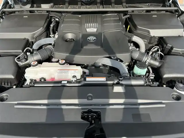 トヨタ ランドクルーザー GRスポーツ 滋賀県 2023(令5)年 0.2万km プレシャスホワイトパール ワンオーナー/寒冷地仕様/・ＰＴＣ（補助）ヒーター/・リアフォグランプ/リヤシートエンターテイメントシステム/クールBOX/サンルーフ/ルーフレール/ＪＢＬプレミアムサウンドシステム/Ｔ－Ｃｏｎｎｅｃｔ12.3インチナビゲーションシステム/(AM/FM/CD/DVD/TVフルセグ/Bluetooth/サウンドライブラリ/Miracast/USB/SD)/Toyota Safety Sense/・プリクラッシュセーフティ/・レーントレーシングアシスト/・レーダークルーズコントロール/・ロードサインアシスト/パノラミックビューモニター：マルチテレインモニター/ブラインドスポットモニター/横滑り防止装置/ETC2.0/シートヒーターD/N2列目/シートベンチレーションD/N2列目/ステアリングヒーター/ステアリングスイッチ/ハンズフリーフォン/電動リアゲート/コーナーセンサー/オートエアコン（後席）/オートハイビーム/オートライト/LEDヘッドライト/フロントフォグ/電動格納ミラー/パワーシートD/N/シートメモリー/革巻きステアリング/純正フロアマット/電動サードシート/電子パーキング/ブレーキホールド/AC100V