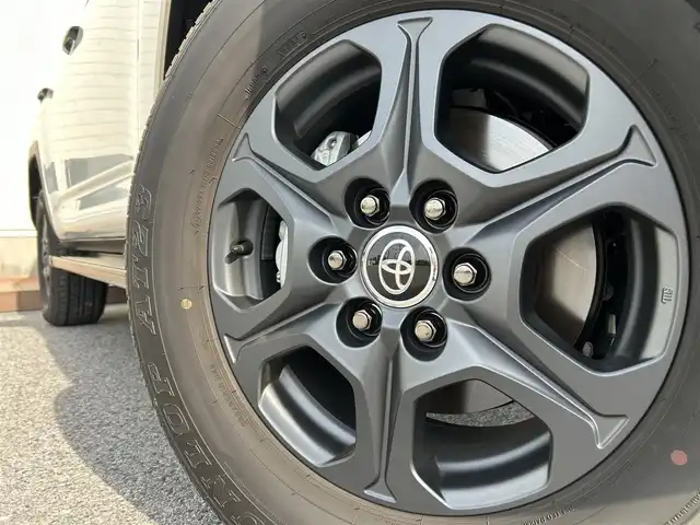 トヨタ ランドクルーザー GRスポーツ 滋賀県 2023(令5)年 0.2万km プレシャスホワイトパール ワンオーナー/寒冷地仕様/・ＰＴＣ（補助）ヒーター/・リアフォグランプ/リヤシートエンターテイメントシステム/クールBOX/サンルーフ/ルーフレール/ＪＢＬプレミアムサウンドシステム/Ｔ－Ｃｏｎｎｅｃｔ12.3インチナビゲーションシステム/(AM/FM/CD/DVD/TVフルセグ/Bluetooth/サウンドライブラリ/Miracast/USB/SD)/Toyota Safety Sense/・プリクラッシュセーフティ/・レーントレーシングアシスト/・レーダークルーズコントロール/・ロードサインアシスト/パノラミックビューモニター：マルチテレインモニター/ブラインドスポットモニター/横滑り防止装置/ETC2.0/シートヒーターD/N2列目/シートベンチレーションD/N2列目/ステアリングヒーター/ステアリングスイッチ/ハンズフリーフォン/電動リアゲート/コーナーセンサー/オートエアコン（後席）/オートハイビーム/オートライト/LEDヘッドライト/フロントフォグ/電動格納ミラー/パワーシートD/N/シートメモリー/革巻きステアリング/純正フロアマット/電動サードシート/電子パーキング/ブレーキホールド/AC100V